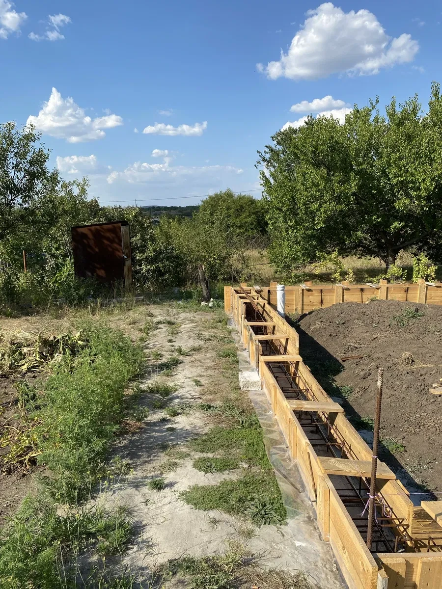Ділянка 7 соток, Комунарський: фундамент, світло і вода
