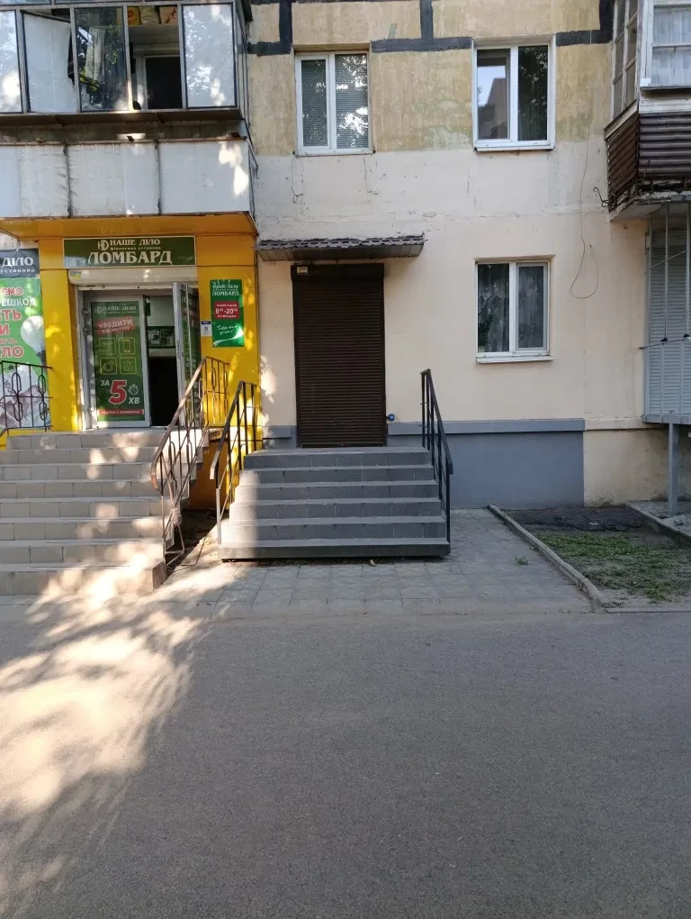 Помещение, Индустриальный: красная линия, 10 кВт, три окна - фото 1
