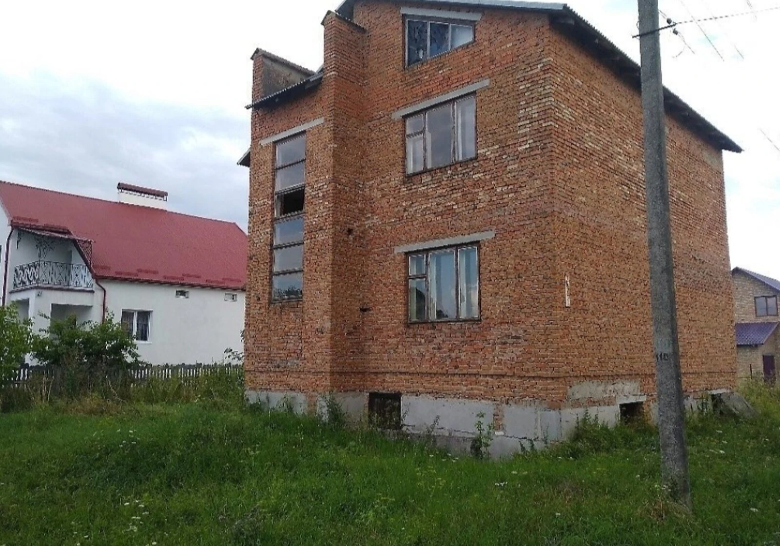 Будинок, Буськ: гараж, ділянка 8 соток, коробка та дах